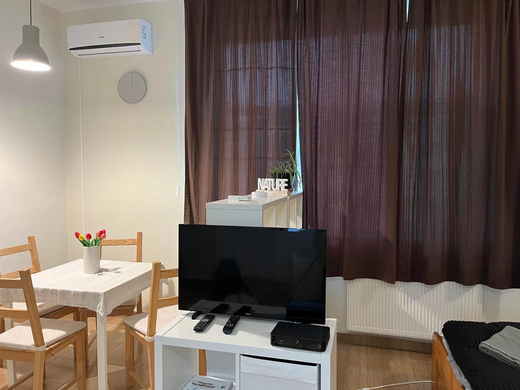 Idill Apartmanhaz B&B Tiszafured Luaran gambar