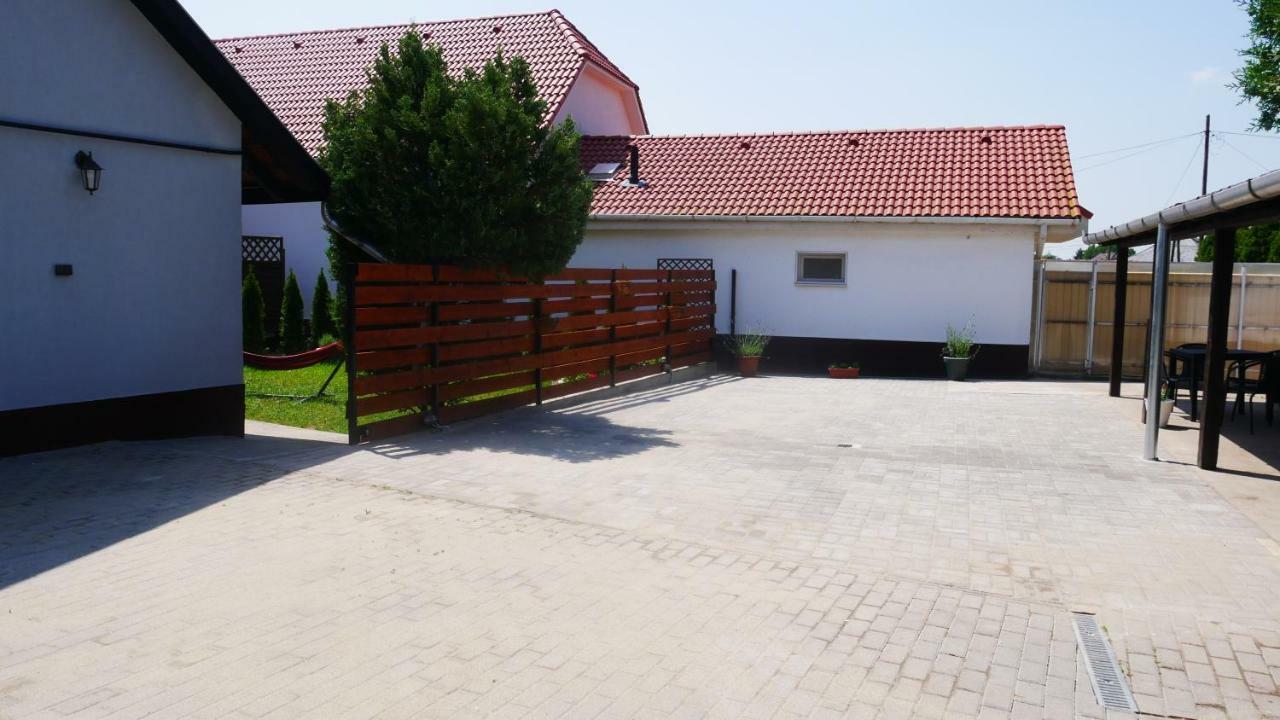 Idill Apartmanhaz B&B Tiszafured Luaran gambar
