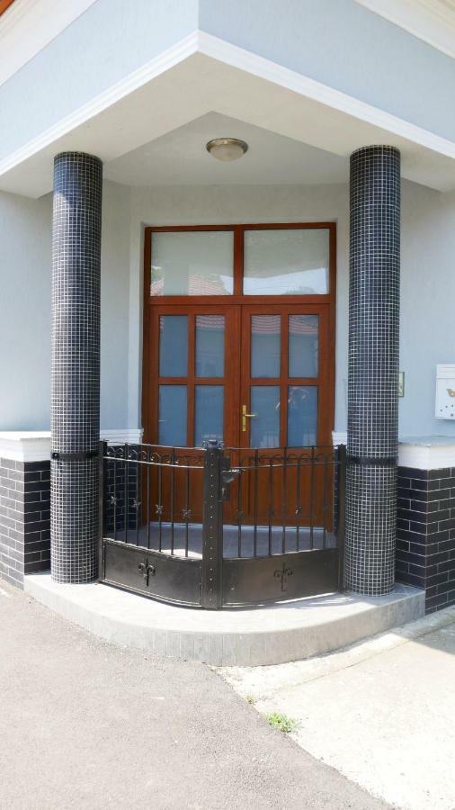 Idill Apartmanhaz B&B Tiszafured Luaran gambar